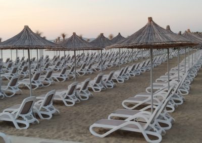 Homokos tengerpart napernyő bérlési lehetőséggel