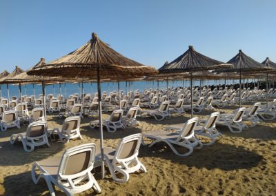 Homokos tengerpart napernyőkkel